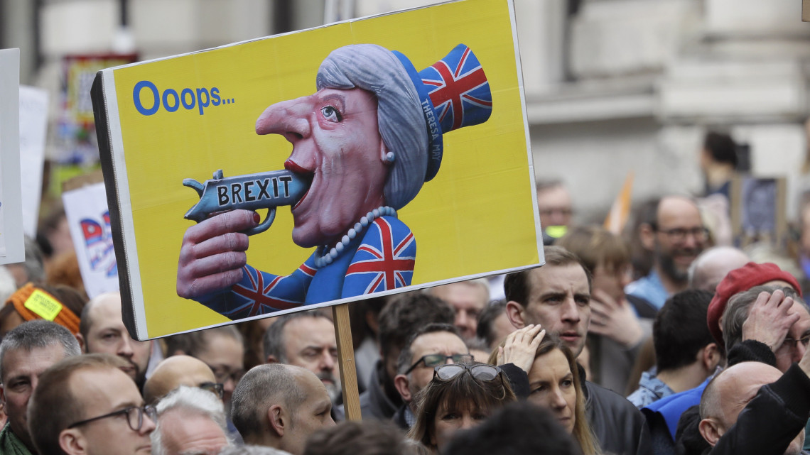 Az újabb Brexit-népszavazásra buzdító, Peoples Vote - A nép voksa - nevű kampánycsoport aktivistái Theresa May brit miniszterelnököt kifigurázsó plakátot visznek a London belvárosában tartott tüntetésükön 2019. március 23-án.