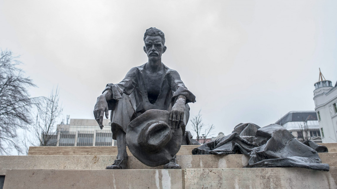 József Attila szobra, Marton László Kossuth-díjas szobrászművész alkotása 2014. február 21-én, amelyet a Kossuth tér átépítése miatt helyeztek át a Duna-partra.