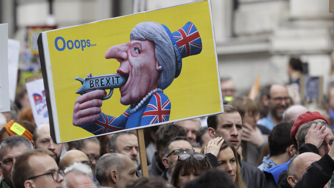 Az újabb Brexit-népszavazásra buzdító, Peoples Vote - A nép voksa - nevű kampánycsoport aktivistái Theresa May brit miniszterelnököt kifigurázsó plakátot visznek a London belvárosában tartott tüntetésükön 2019. március 23-án.