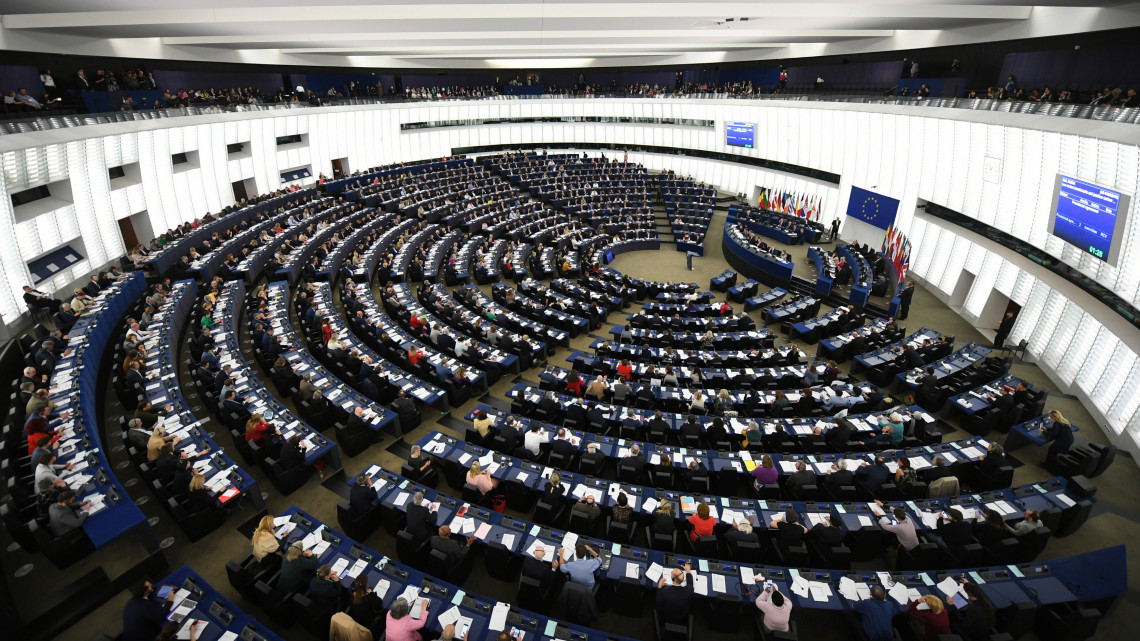 Az Európai Parlament (EP) plenáris ülése Strasbourgban 2019. március 26-án. A testület 410:192 arányban megszavazta az évenkénti kétszeri óraátállítás gyakorlatának 2021-es megszüntetését. A határozat értelmében azok az uniós országok, amelyek a nyári időszámítás megtartása mellett döntenek, 2021 márciusában állítanák át utoljára az órát, a téli időszámítást preferálók pedig 2021 októberében. Az EP-nek a kérdésben meg kell állapodnia a tagállami kormányokat tömörítő Európai Tanáccsal.