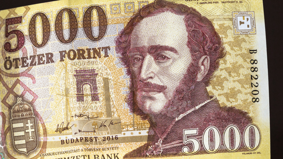 Újfajta ötezer forintos bankjegyet bocsátott ki a Magyar Nemzeti Bank 2017. március elsejével. Az új fizetőeszköz színvilágában, grafikájában és biztonsági elemeiben is megújult. A Magyar Nemzeti Bank (MNB) 2014. és 2018. között folyamatosan újítja meg a jelenlegi bankjegysorozat címleteit. Ennek első eleme a megújított tízezer forintos volt majd a húszezerforintos bankjegy következett. A régi címletek továbbra is forgalomban maradnak, bevonásuk időpontjáról az MNB később dönt. MTVA/Bizományosi: Faludi Imre  *************************** Kedves Felhasználó!