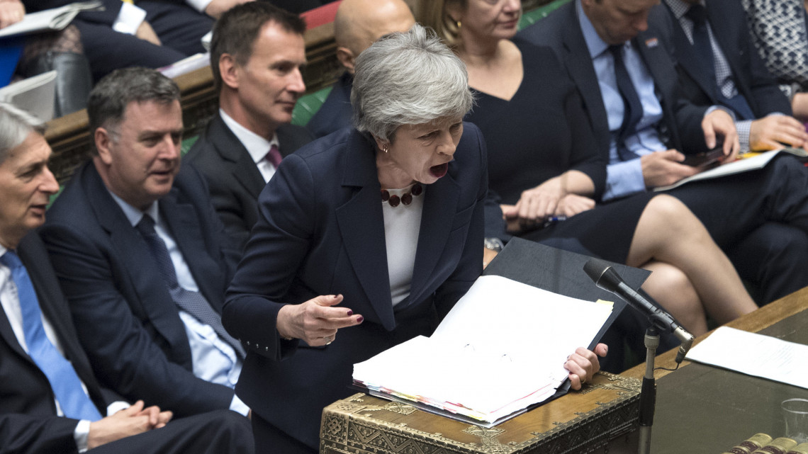 A brit parlament által közreadott kép Theresa May brit miniszterelnökről a brit EU-tagság megszűnéséről (Brexit) tartott parlamenti vitában Londonban 2019. március 27-én. Az alsóház nagy többséggel jóváhagyta a Brexit elhalasztását. Az eredetileg március 29-re kitűzött kilépés új kijelölt dátuma június 30.
