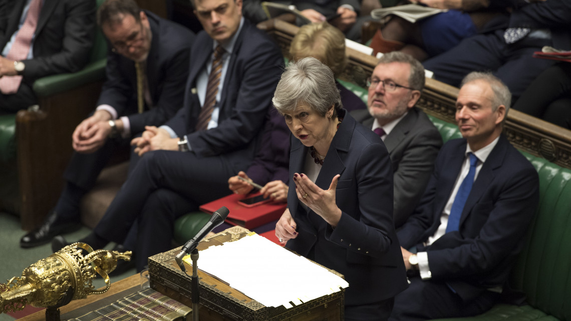 A brit parlament által közreadott kép Theresa May brit miniszterelnökről a brit EU-tagság megszűnéséről (Brexit) tartott alsóházi vitában Londonban 2019. március 27-én. May közölte a kormányzó Konzervatív Párt frakciójával, hogy kész távozni tisztségéből a Brexit-tárgyalások következő  az EU-hoz fűződő jövőbeni kapcsolatokról szóló  szakaszának kezdete előtt.
