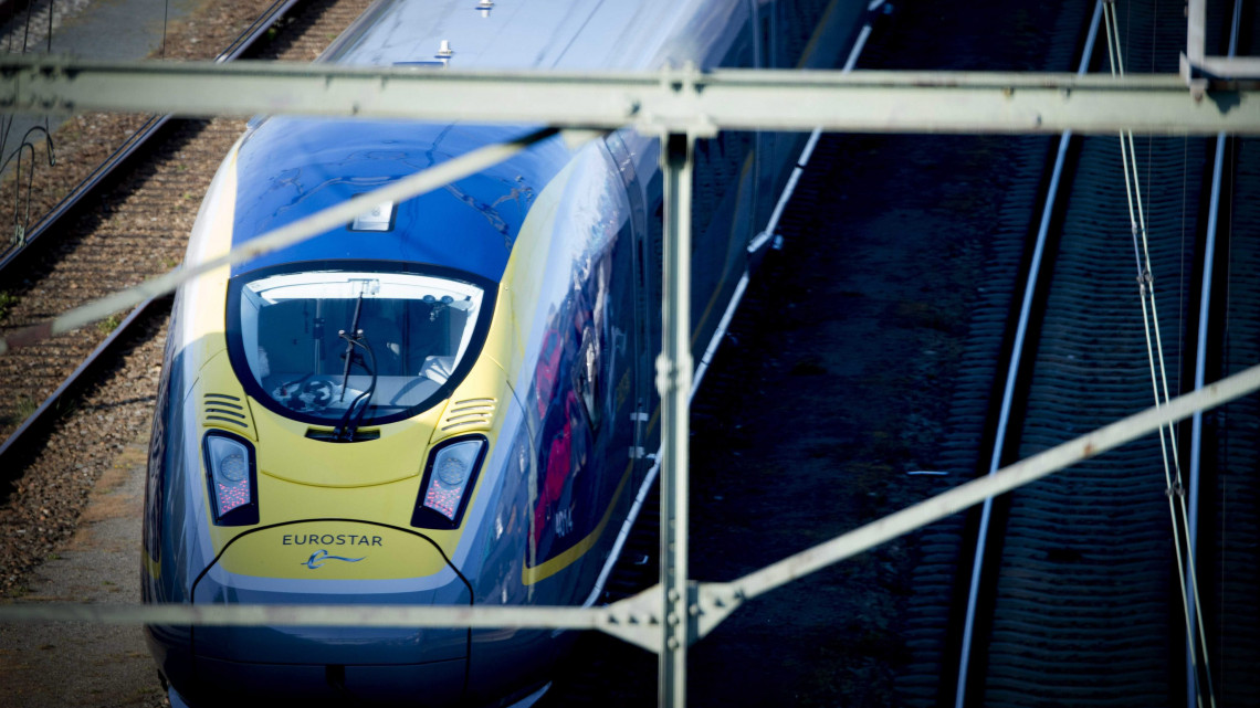 Egy Eurostar vonat a hollandiai Roosendaal pályaudvarán 2016. április 28-án. A Siemens vállalat vasúti szerelvényeket gyártó részlege és a Holland Vasutak, az NS vasúttársaság próbajáratokat indít az Amszterdamot, Brüsszelt és Londont összekötő útvonalon. A három nagyvárost érintő járatokat várhatóan 2017 végén üzemelik be.