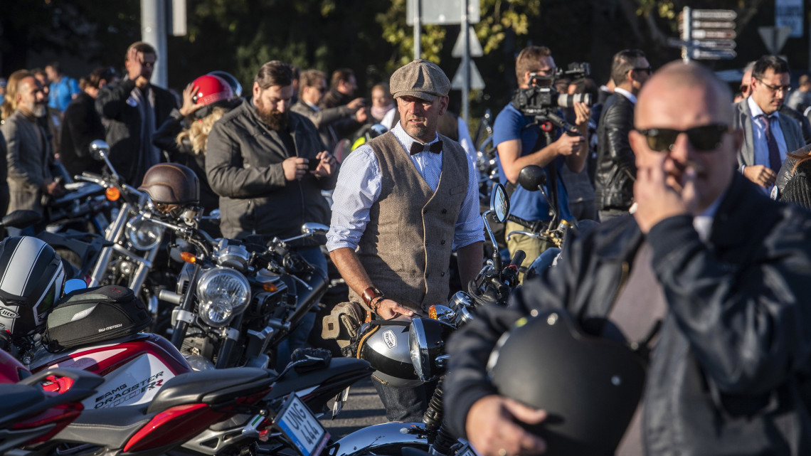 A The Distinguished Gentlemans Ride (DGR) elnevezésű motoros jótékonysági rendezvény budapesti felvonulásának résztvevői a Hősök terén 2018. szeptember 30-án. A rendezvény a prosztatarák megelőzésére és a férfiak mentálhigiénés egészségre hívja fel a figyelmet, 95 ország 650 városában egy időben több mint 120 ezer elegánsan öltözött motoros célja hatmillió dollárnyi egyéni és szponzori adományt gyűjteni a novemberi bajszos kampányból is ismert Movember Foundationnek.