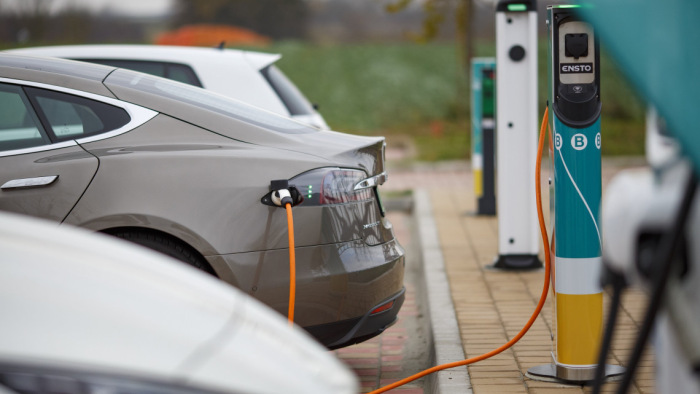 Felvillanyozó információk az elektromos autók hazai piacáról