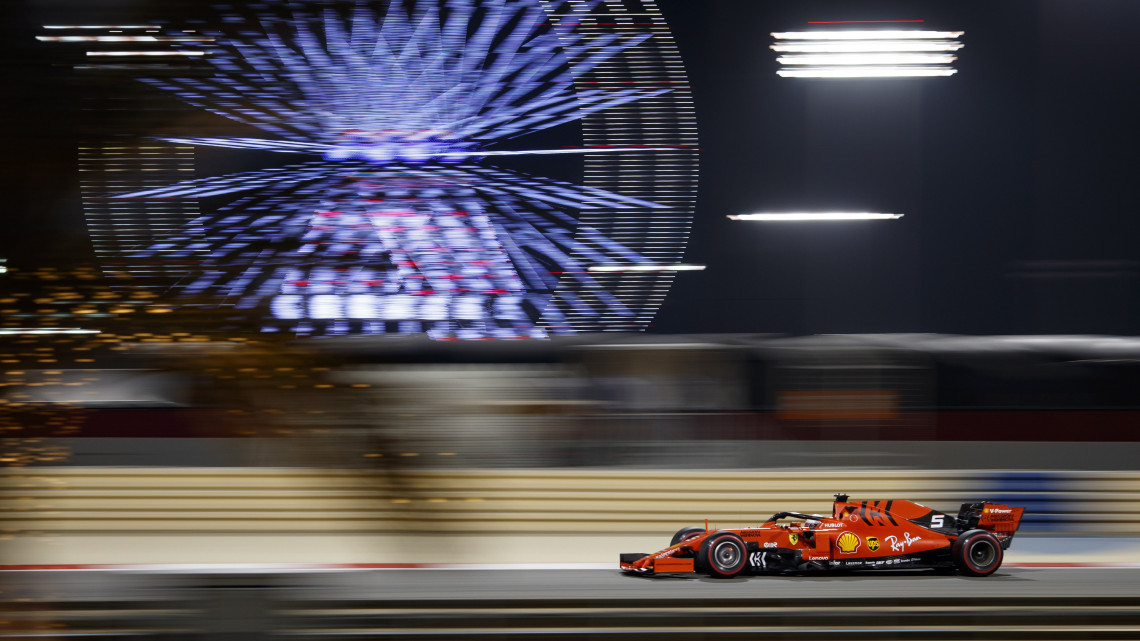 Sebastian Vettel, a Ferrari német versenyzője a Forma-1-es autós gyorsasági világbajnokság Bahreini Nagydíján a szahíri pályán 2019. március 31-én.