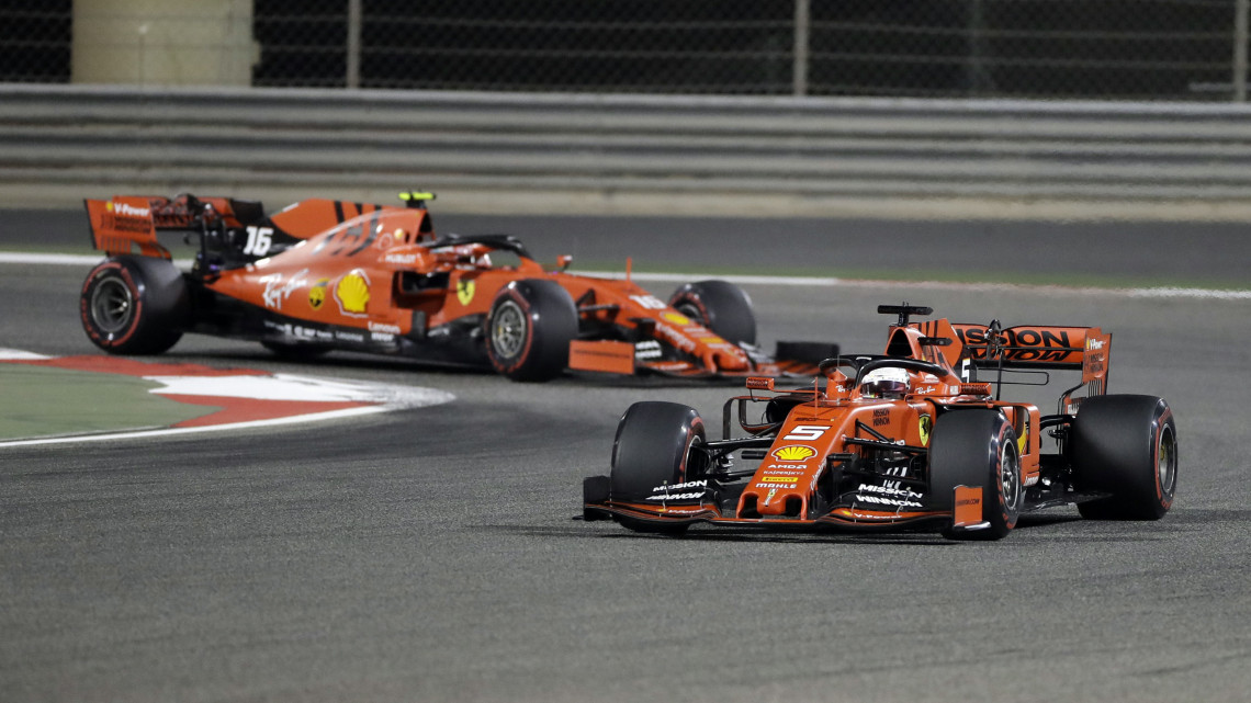 Sebastian Vettel, a Ferrari német versenyzője (j) és monacói csapattársa, Charles Leclerc a Forma-1-es autós gyorsasági világbajnokság Bahreini Nagydíján a szahíri pályán 2019. március 31-én.