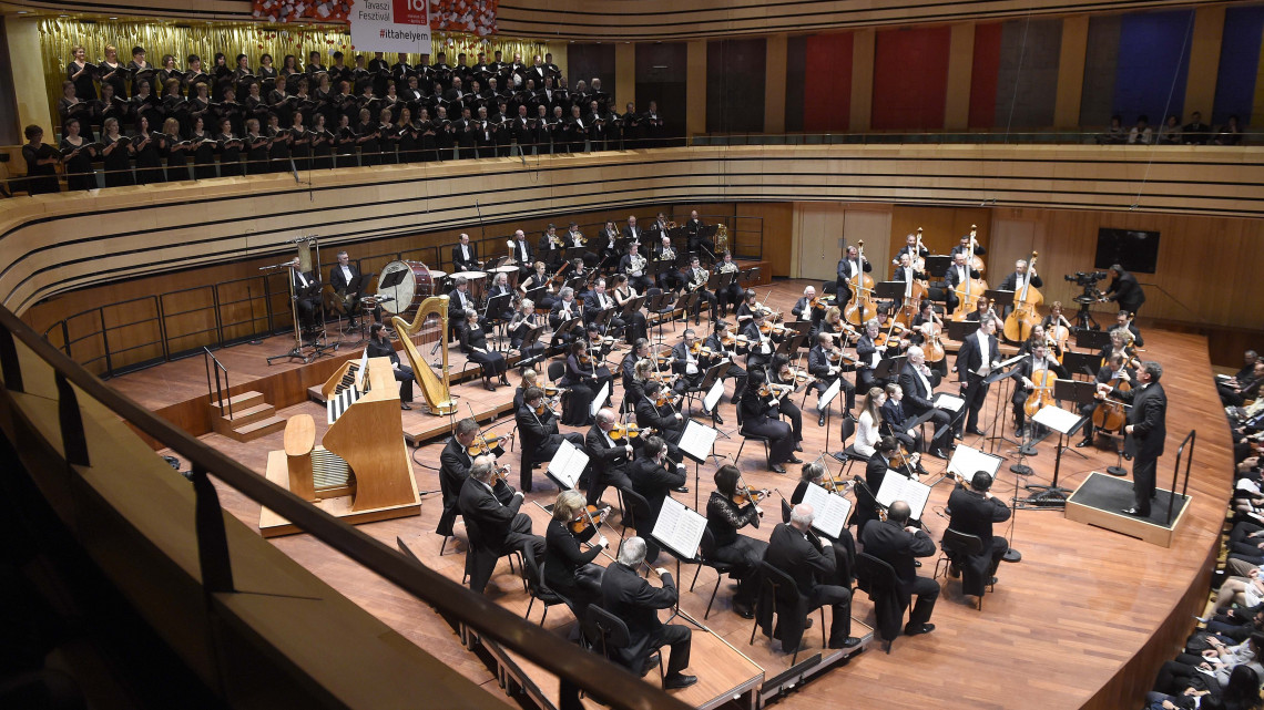 Hamar Zsolt karmester vezényli a Nemzeti Filharmonikus Zenekart a 38. Budapesti Tavaszi Fesztivál (BTF) nyitóeseményén a Művészetek Palotája (Müpa) Bartók Béla Nemzeti Hangversenytermében 2018. április 4-én. A nyitányon Liszt Ferenc Szent Erzsébet legendája című oratóriuma hangzik el. A 38. Budapesti Tavaszi Fesztivált március 30. és április 22. között rendezik meg. Magyarország legnagyobb kulturális eseménysorozatán mintegy 40 helyszínen több mint száz program várja a közönséget.