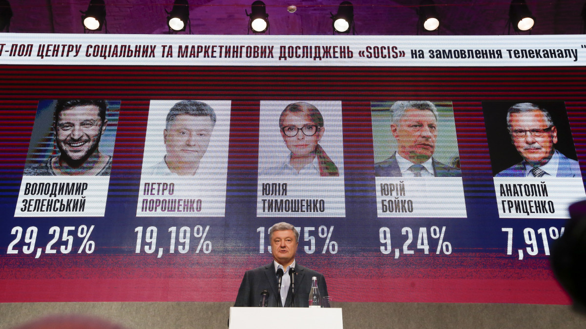 Petro Porosenko ukrán elnök beszél támogatóihoz a választás eredményével a háttérben a kijevi kampányközpontban 2019. március 31-én, az ukrán elnökválasztás első fordulója után. Az exit poll-felmérések eredménye szerint Porosenko és Volodimir Zelenszkij humorista, színész és producer jutnak be az ukrajnai elnökválasztás második fordulójába.