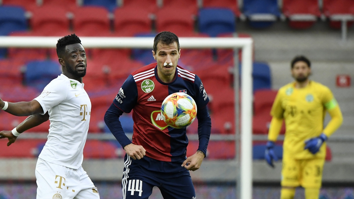 A ferencvárosi Abraham Frimpong (b) és a székesfehérvári Marko Scepovic a labdarúgó Magyar Kupa negyeddöntőjében játszott MOL Vidi FC - Ferencvárosi TC visszavágó mérkőzésen a székesfehérvári MOL Aréna Sóstó stadionban 2019. április 3-án.