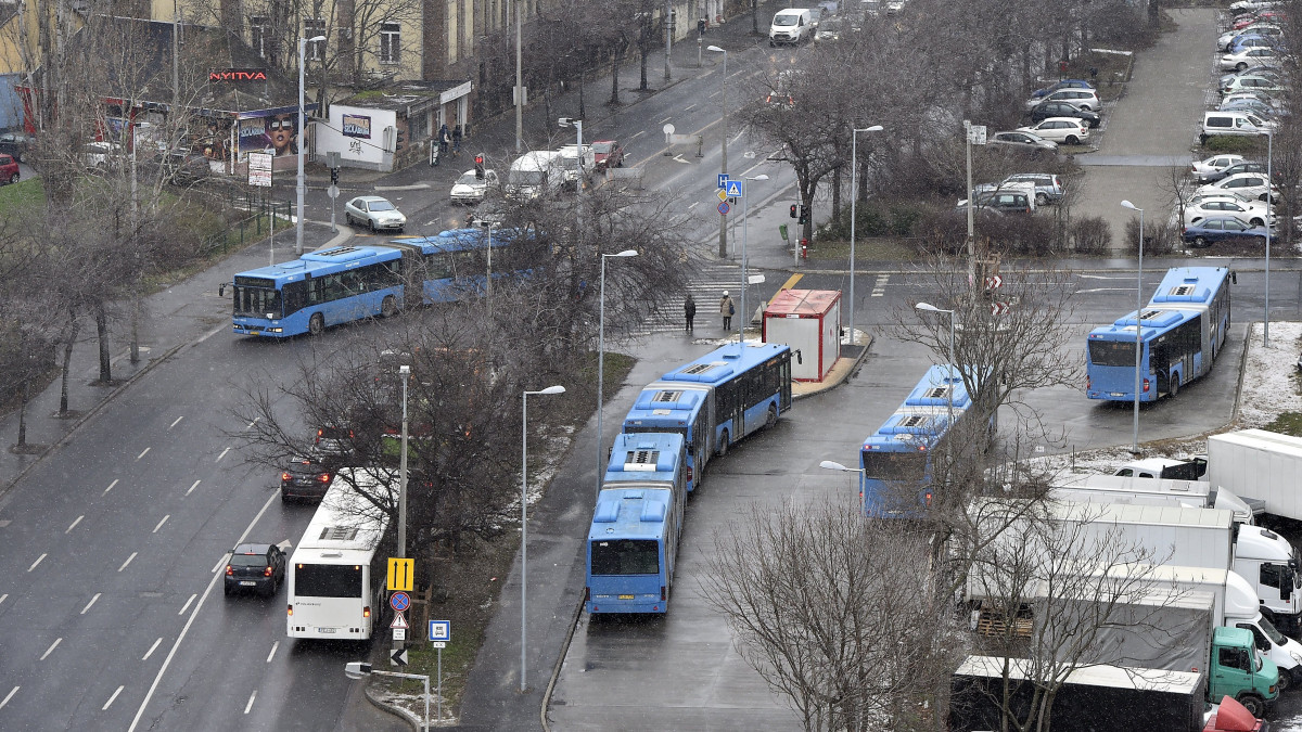 A 3-as metró felújítása miatt közlekedő pótlóbuszok ideiglenes végállomása az Árpád úton 2018 február 7-én.