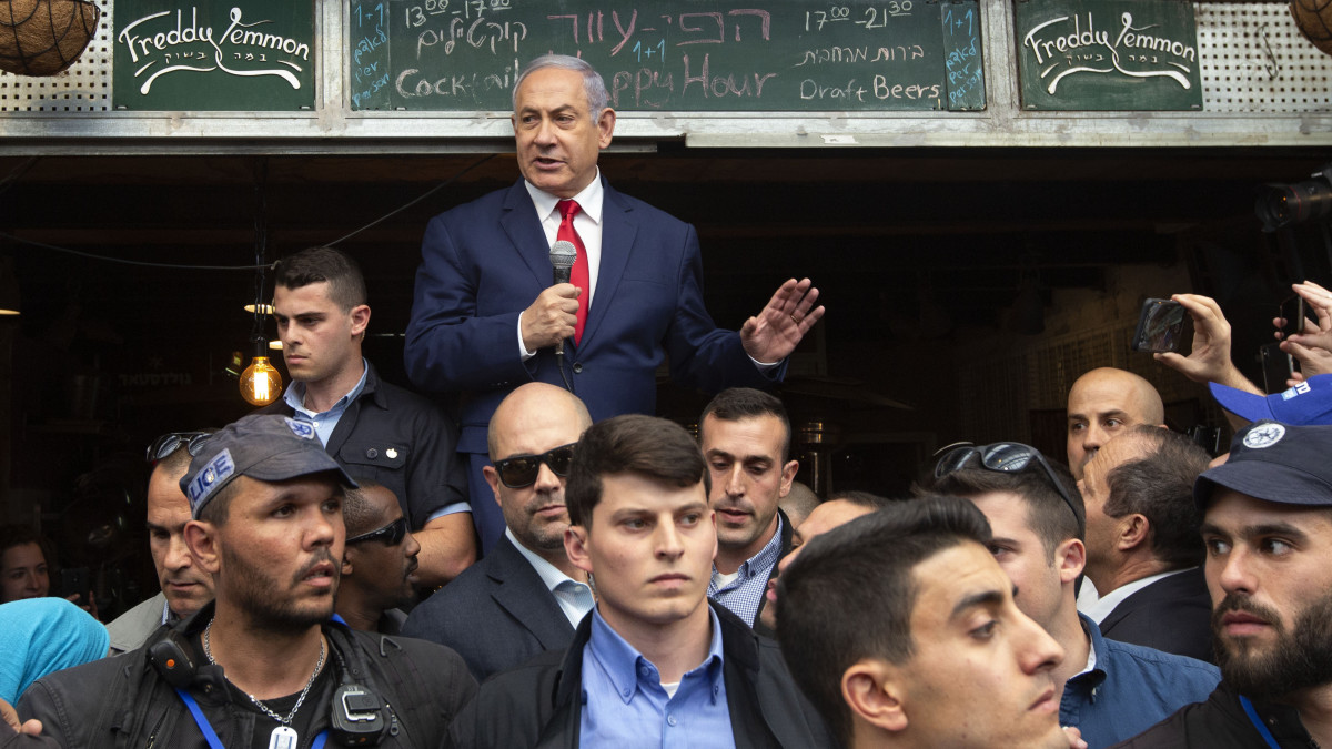 Benjámin Netanjahu izraeli miniszterelnök, a Likud párt elnöke kampányol a jeruzsálemi Mahane Jehuda piacon 2019. április 8-án, az előrehozott izraeli parlamenti választások előtti napon.