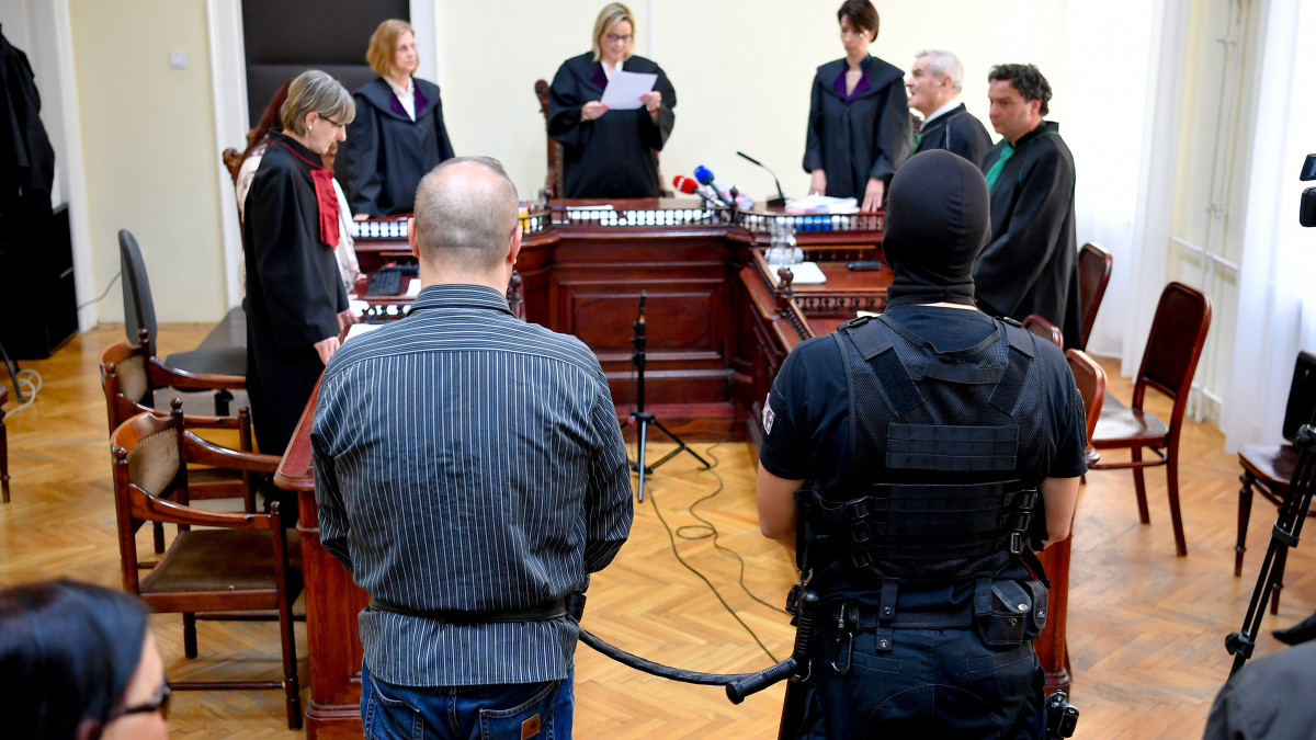 K. S. az ellene csalás és más bűncselekmények miatt indult  büntetőper ítélethirdetésén a másodfokon eljáró Debreceni Törvényszék tárgyalótermében 2019. április 10-én. Az ebesi brókerként elhíresült vádlott 559 sértettől csaknem 2 milliárd forintot csalt ki 2011 és 2013 között.