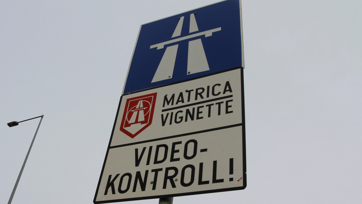 Tájékoztató táblák az útdíjköteles M30-as autópálya és az ingyenes, Miskolcot elkerülő szakasz felhajtójánál Miskolc határában 2015. január 7-én.
