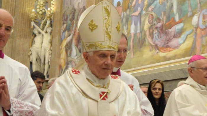 Ferenc pápa váratlan felhívása: imádkozzunk Benedek pápáért, nagyon beteg