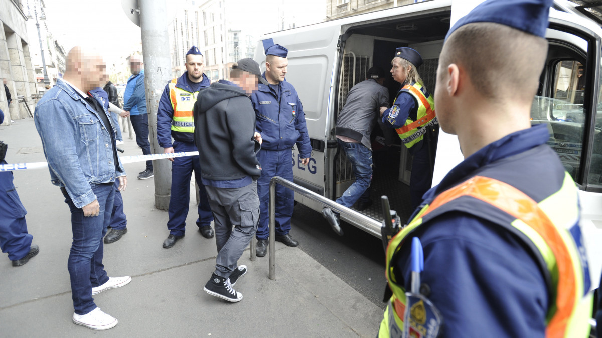 Rendőrségi intézkedés a főváros V. kerületében, a Kossuth Lajos utcában 2019. április 14-én. A rendőrség 47 embert állított elő egy V. kerületi szórakozóhelyről kábítószer-birtoklás gyanúja miatt - közölte a Budapesti Rendőr-főkapitányság (BRFK) a rendőrség honlapján.