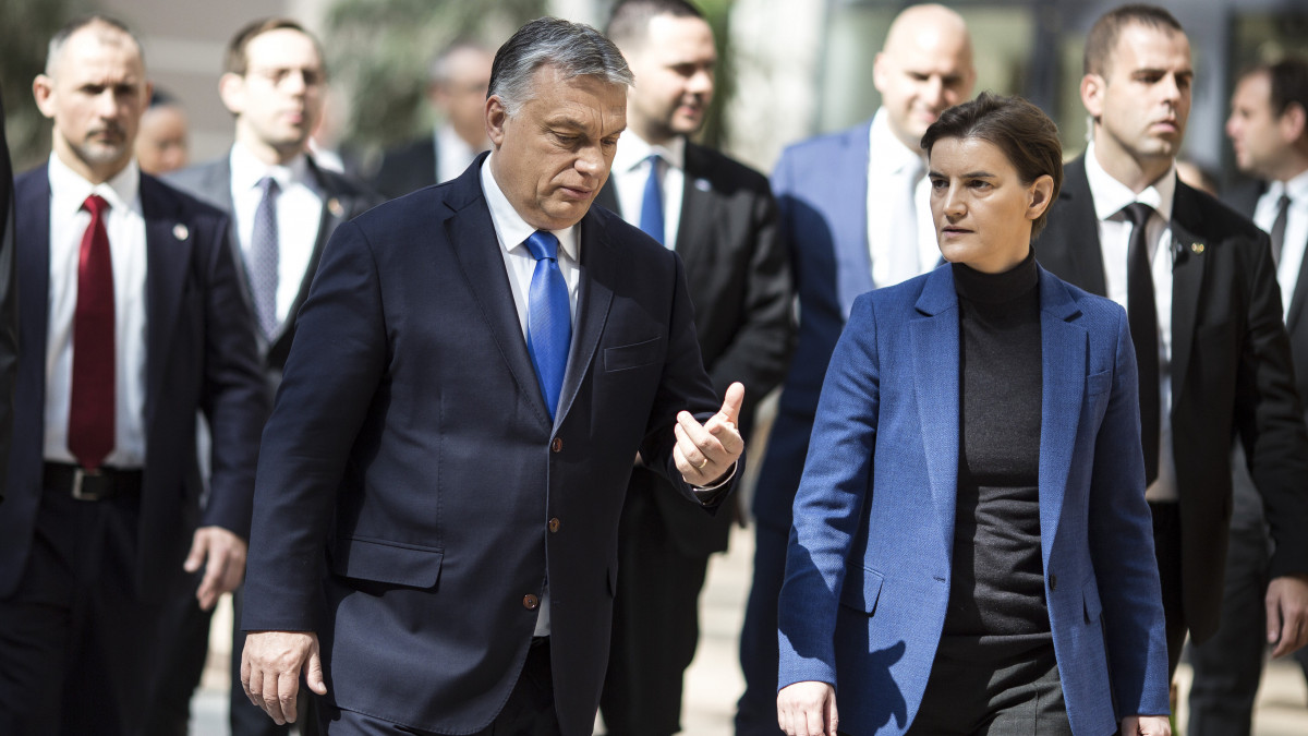 A Miniszterelnöki Sajtóiroda által közreadott képen Orbán Viktor miniszterelnök és Ana Brnabic szerb kormányfő az ötödik magyar-szerb kormányzati csúcstalálkozón Szabadkán, a Vajdaságban 2019. április 15-én.