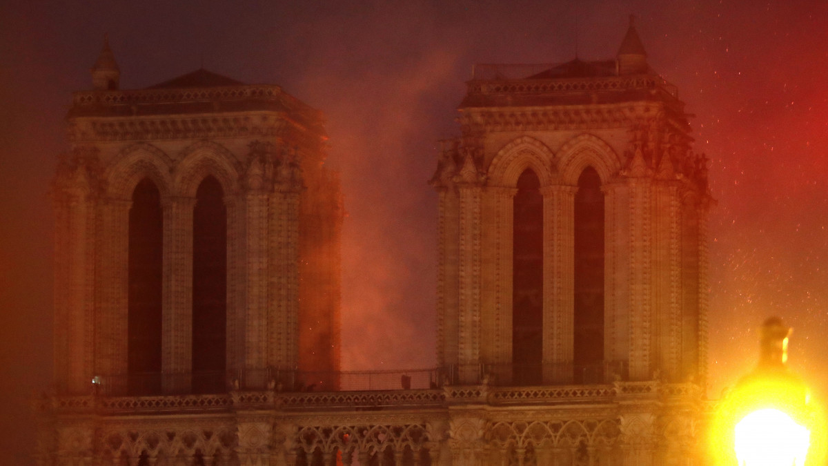 Füst gomolyog a lángoló párizsi Notre Dame székesegyház felett 2019. április 15-én. A tűz a restaurálási munkálatokhoz felállított állványzaton keletkezett és onnan terjedt tovább.