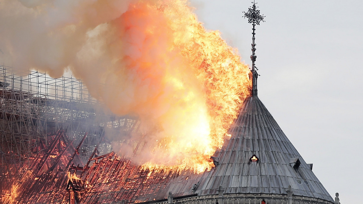 Lángol a párizsi Notre Dame székesegyház tetőszerkezete 2019. április 15-én. A tűz a restaurálási munkálatokhoz felállított állványzaton keletkezett és onnan terjedt tovább.