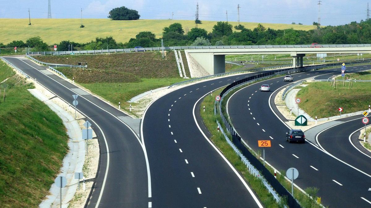 A 8-as számú főút Várpalotát délről elkerülő új szakasza Inota városrésznél. A 2018 márciusában megnyitott 2x2 sávos autóút-szakasz jelentősen csökkentette a városon áthaladó gépjármű-forgalmat és rövidítette a nyugat-dunántúli városokba tartók menetidejét. MTVA/Bizományosi: Jászai Csaba  *************************** Kedves Felhasználó!