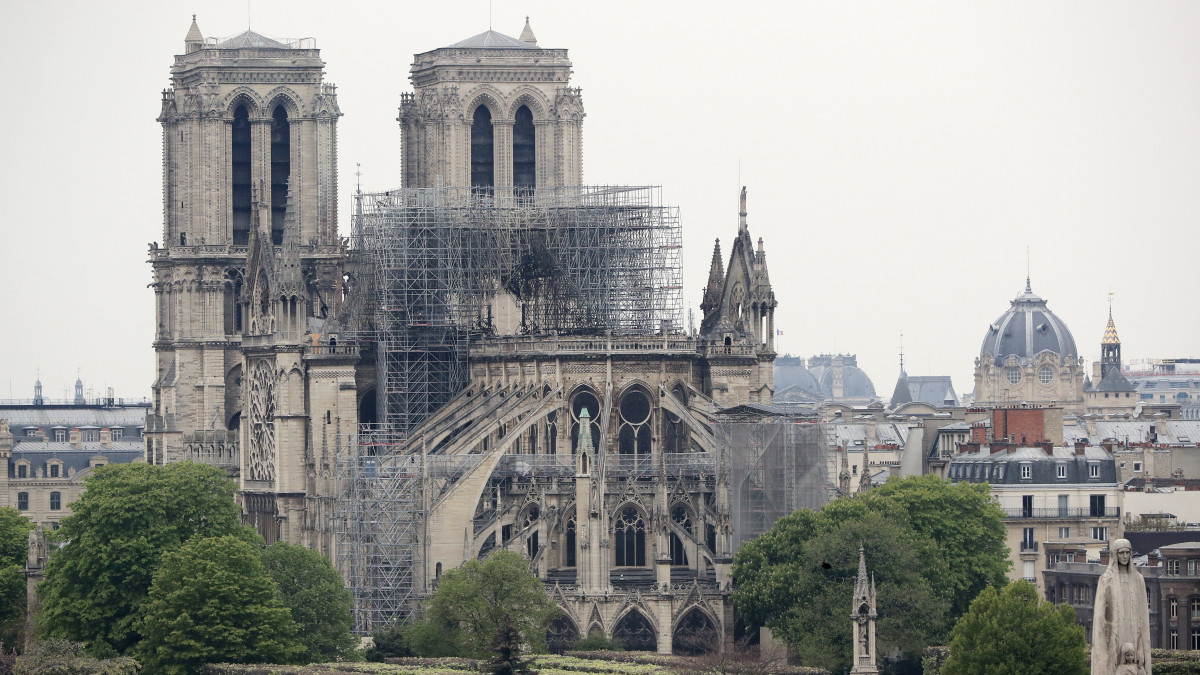 Az előző esti heves tűzvészben megrongálódott párizsi Notre-Dame székesegyház 2019. április 16-án. A lángok a restaurálási munkálatokhoz felállított állványzaton, a tetőszerkezetnél keletkeztek, és onnan terjedtek tovább. A tűz következtében összeomlott az épület huszártornya és odaveszett teljes tetőszerkezete.