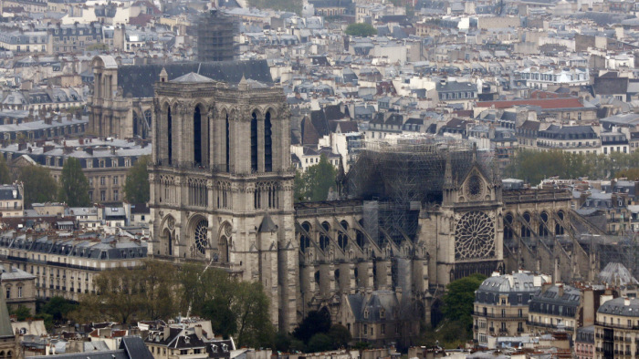 Ideiglenes fatemplomot emelnek a Notre-Dame elé