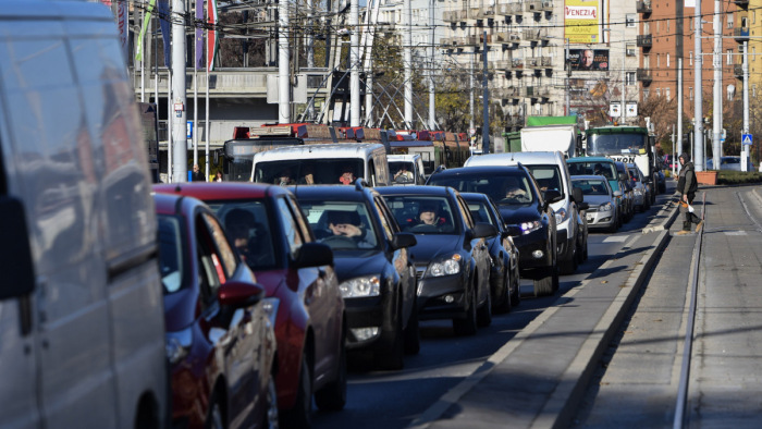 Kiderült, mennyit ülnek dugóban a budapesti autósok