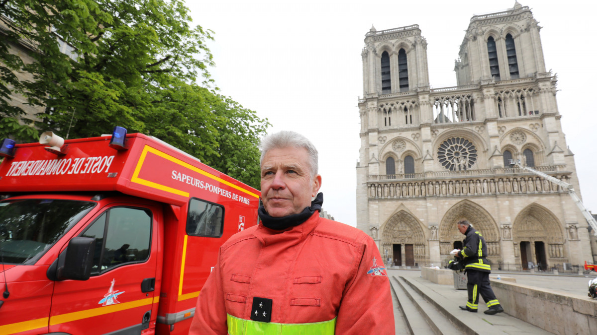 Jean-Claude Gallet párizsi tűzoltóparancsnok az előző esti heves tűzvészben megrongálódott Notre-Dame székesegyház előtt 2019. április 16-án. A lángok a restaurálási munkálatokhoz felállított állványzaton, a tetőszerkezetnél keletkeztek, és onnan terjedtek tovább. A tűz következtében összeomlott az épület huszártornya és odaveszett teljes tetőszerkezete.