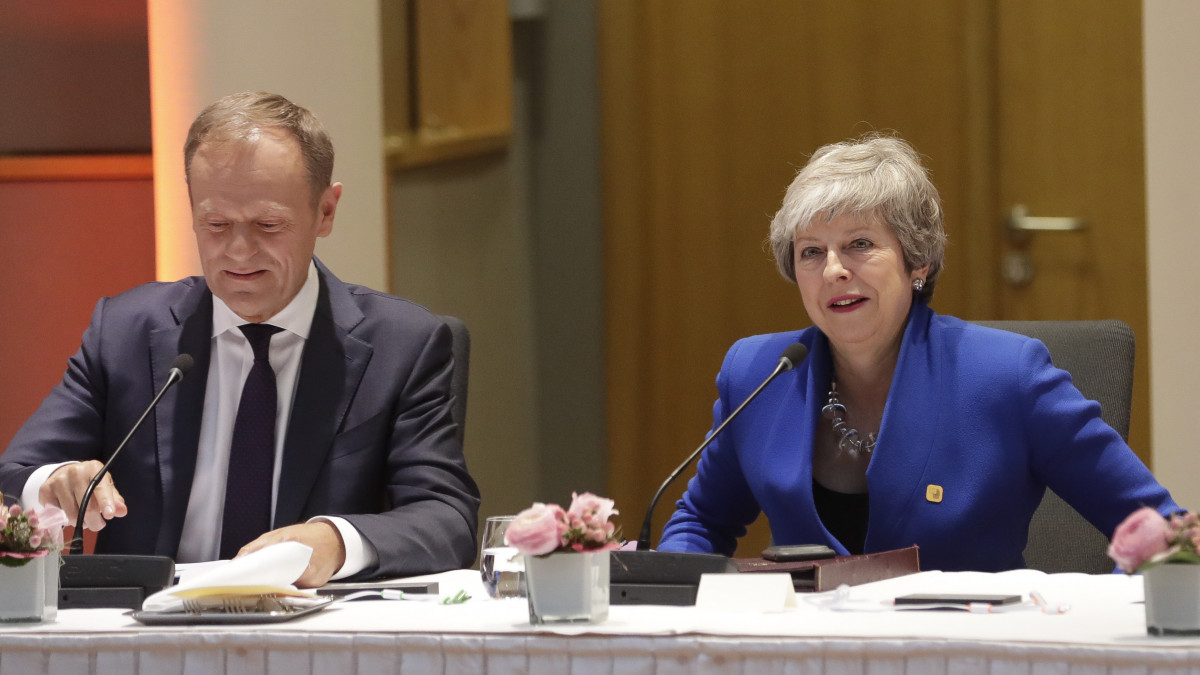 Donald Tusk, az Európai Tanács elnöke (b) és Theresa May brit miniszterelnök az Európai Unióból történő brit kiválás ügyéről (Brexit) rendezett rendkívüli európai uniós csúcstalálkozón Brüsszelben 2019. április 10-én.