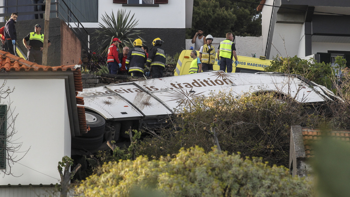 Mentőalakulatok tagjai a buszbaleset helyszínén a Portugáliához tartozó Madeira szigetén, Canicóban 2019. április 17-én. A SIC Noticias portugál hírtelevízió szerint legalább huszonnyolcan vesztették életüket a turistákat szállító busz balesetében.
