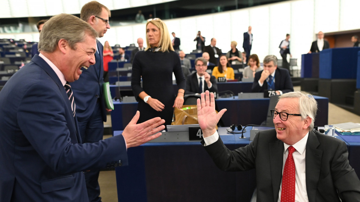 Nigel Farage, a Szabadság és Közvetlen Demokrácia Európája euroszkeptikus képviselőcsoport brit vezetője (b) és Jean-Claude Juncker, az Európai Bizottság elnöke  üdvözli egymást az Európai Parlament plenáris ülésén Strasbourgban 2019. március 27-én. A képviselők Jean-Claude Junckernek és Donald Tusknak, az Európai Tanács elnökének a társaságában a március 21-22-i EU-csúcs eredményeit vitatják meg.