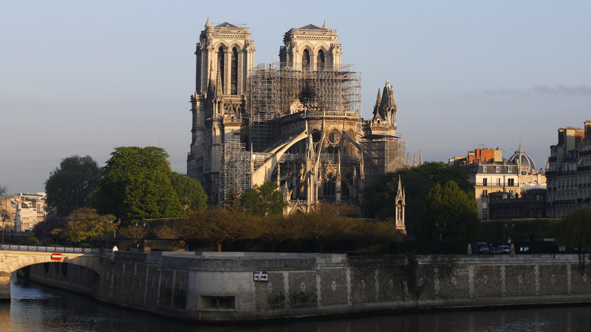A párizsi Notre-Dame-székesegyház két nappal a templomban pusztító tűzvész után, 2019. április 17-én. A lángok a restaurálási munkálatokhoz felállított állványzaton keletkeztek, és onnan terjedtek tovább. A tűz következtében összeomlott az épület huszártornya és odaveszett a teljes tetőszerkezete.