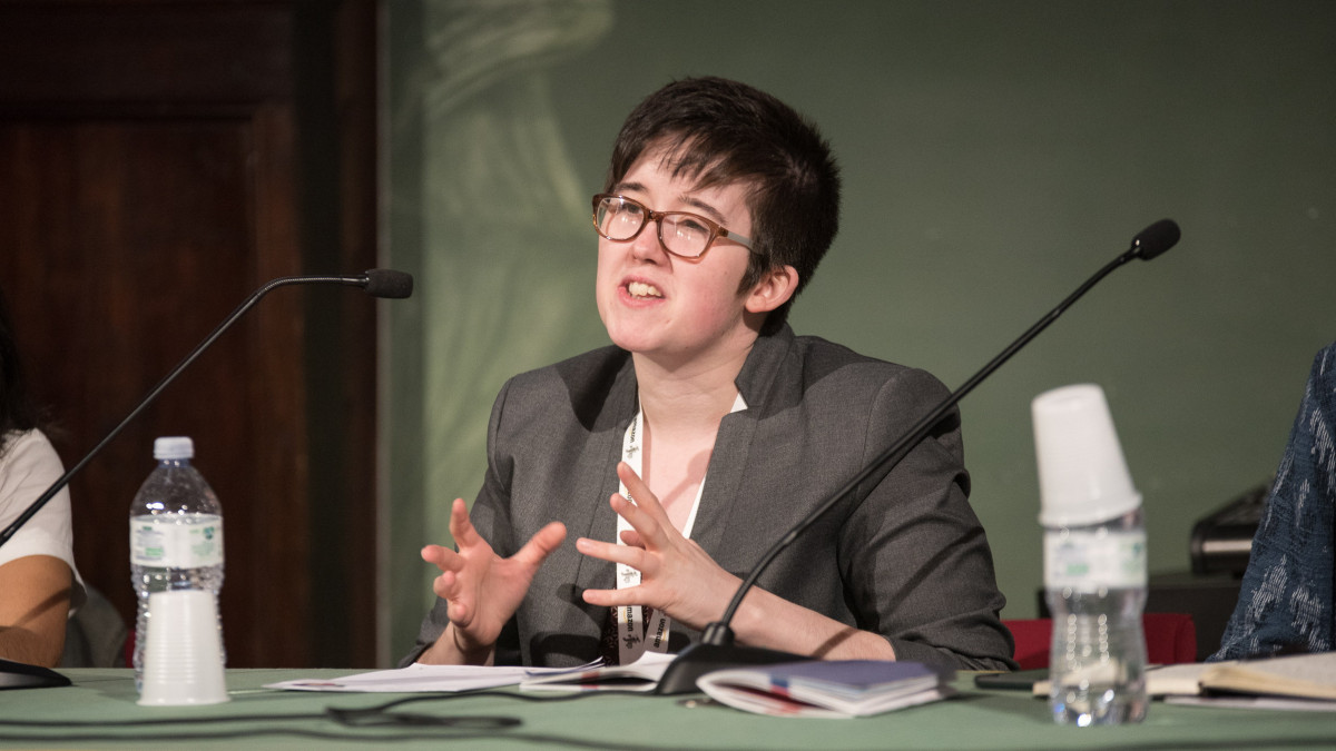 Az International Journalism Festival (IJF) által közreadott képen Lyra McKee északír oknyomozó újságírónő a perugiai Nemzetközi Újságírás Fesztiválon 2017. április 7-én. A 29 éves McKee halálosan megsebesült Londonderryben 2019. április 18-án, amikor  ismeretlen tettesek benzinespalackokkal és lőfegyverrel razziázó rendőrökre támadtak az észak-írországi városban. A rendőrség terrorcselekménynek minősítette az incidenst, amelyért feltételezések szerint az Új IRA nevű szakadár britellenes katolikus terrorcsoport a felelős.