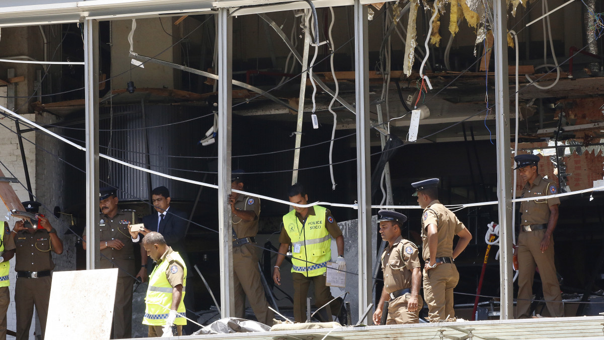 Az egyik megrongálódott szálloda épülete Srí Lanka fővárosában, ahol nyolc robbantásos merénylet történt 2019. április 21-én, húsvétvasárnap. Három templomot és négy szállodát ért robbantásos támadás, valamint a Colombóhoz tartozó Orugodavatta helységben. A merényletekben legkevesebb 187-en életüket vesztették, és több mint 400-an megsebesültek.