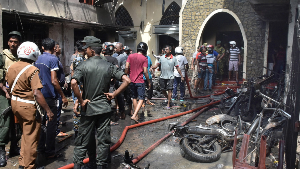 Az egyik megrongálódott templom Srí Lanka fővárosában 2019. április 21-én, miután három templomot és három szállodát ért robbantásos támadás húsvétvasárnap Colombóban. A merényletekben legkevesebb 156-an életüket vesztették, és 400-an megsebesültek.