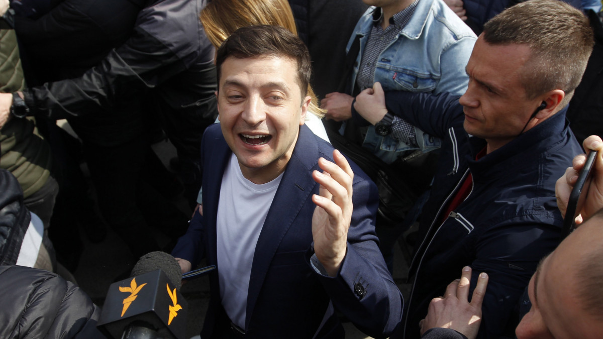 Volodimir Zelenszkij ukrán komikus színész és elnökjelölt távozik egy szavazóhelyiségből az ukrán elnökválasztás második fordulójában Kijevben 2019. április 21-én.