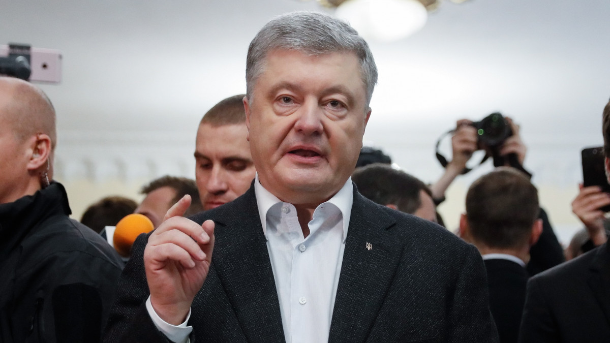 Kijev, 2019. április 21.
A második államfői mandátumára pályázó Petro Porosenko ukrán elnök, miután leadta szavazatát az ukrán elnökválasztás második fordulójában Kijevben 2019. április 21-én.
MTI/EPA/Szerhij Dolzsenko