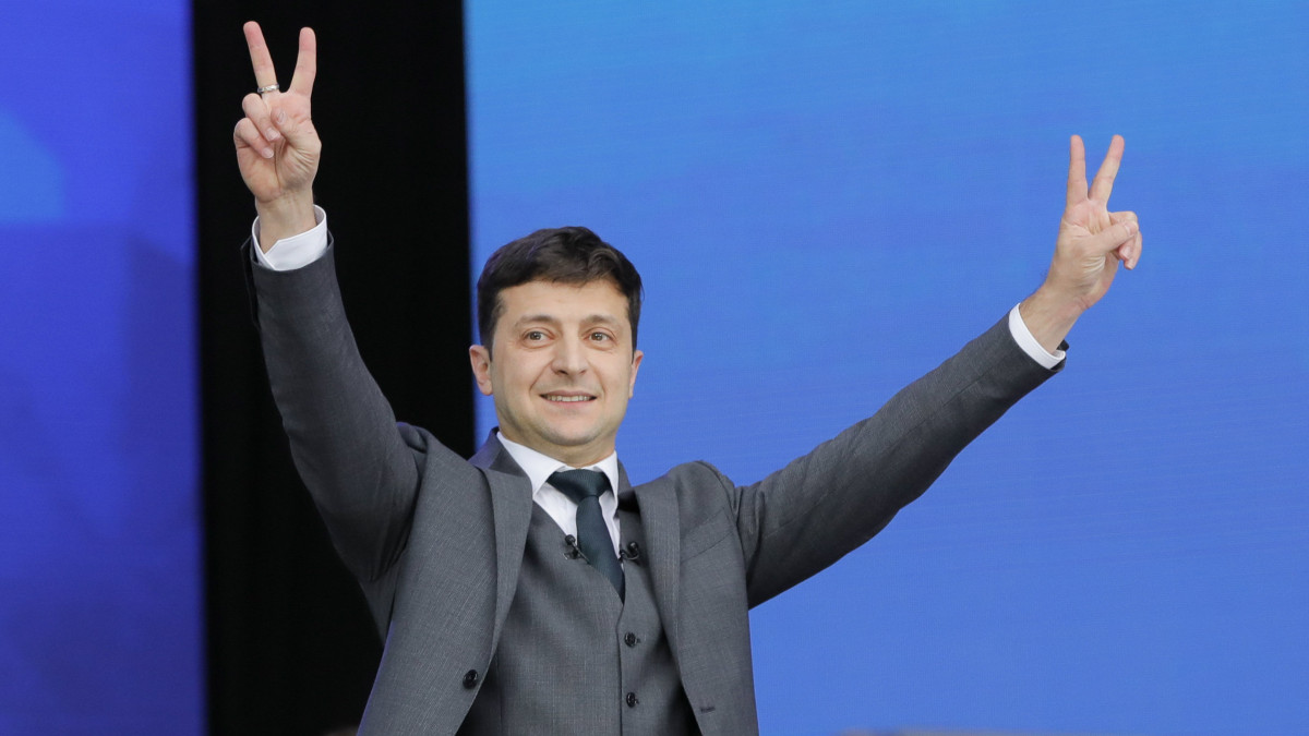 Volodimir Zelenszkij ukrán komikus színész és elnökjelölt a második államfői mandátumára pályázó Petro Porosenko ukrán elnökkel folytatott nyilvános választási vitáján a kijevi Olimpiai Stadionban 2019. április 19-én, két nappal az ukrán elnökválasztás második fordulója előtt.