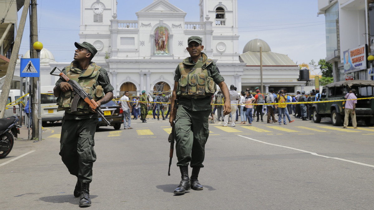Katonák a kordonnal lezárt Szent Antal tempomnál Srí Lanka fővárosában 2019. április 21-én, miután három templomot és három szállodát ért robbantásos támadás húsvétvasárnap Colombóban. A merényletekben legkevesebb 50 ember meghalt, és 300-an megsebesültek.