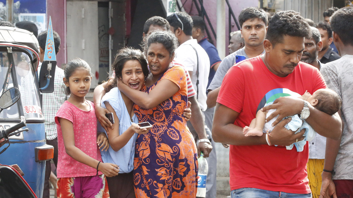 Emberek sietnek biztonságos helyre Srí Lanka fővárosában, Colombóban 2019. április 22-én, húsvéthétfőn, miután kijárási tilalmat rendeltek el az előző nap elkövetett Srí Lanka-i merényletek miatt. Radzsita Szenaratne kormányszóvivő és egészségügyi miniszter 2019. áprilisi 22-én bejelentette, hogy a Nemzeti Tauhít Dzsamaat Srí Lanka-i szélsőséges csoport követte el a több mint 290 halálos áldozatot követelő húsvétvasárnapi támadásokat.