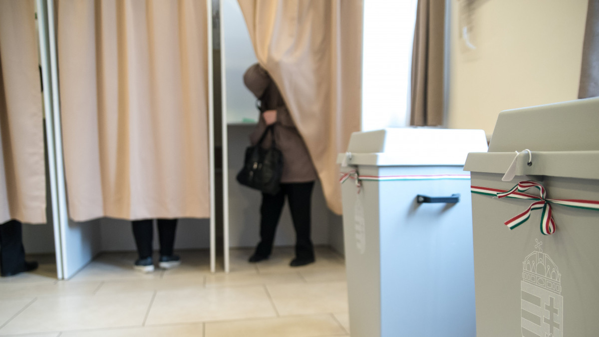 Szavazók és szavazóurnák a csíkszeredai magyar főkonzulátuson az országgyűlési képviselő-választáson 2018. április 8-án.