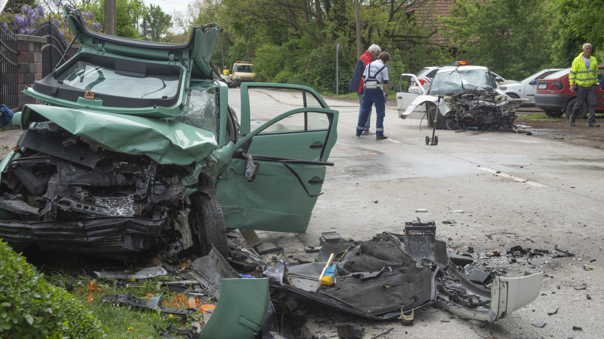 Helyszínelők dolgoznak Szentendrén, a Szentlászlói úton történt baleset helyszínén 2019. április 27-én. Négy ember megsérült, amikor két autó frontálisan ütközött. 