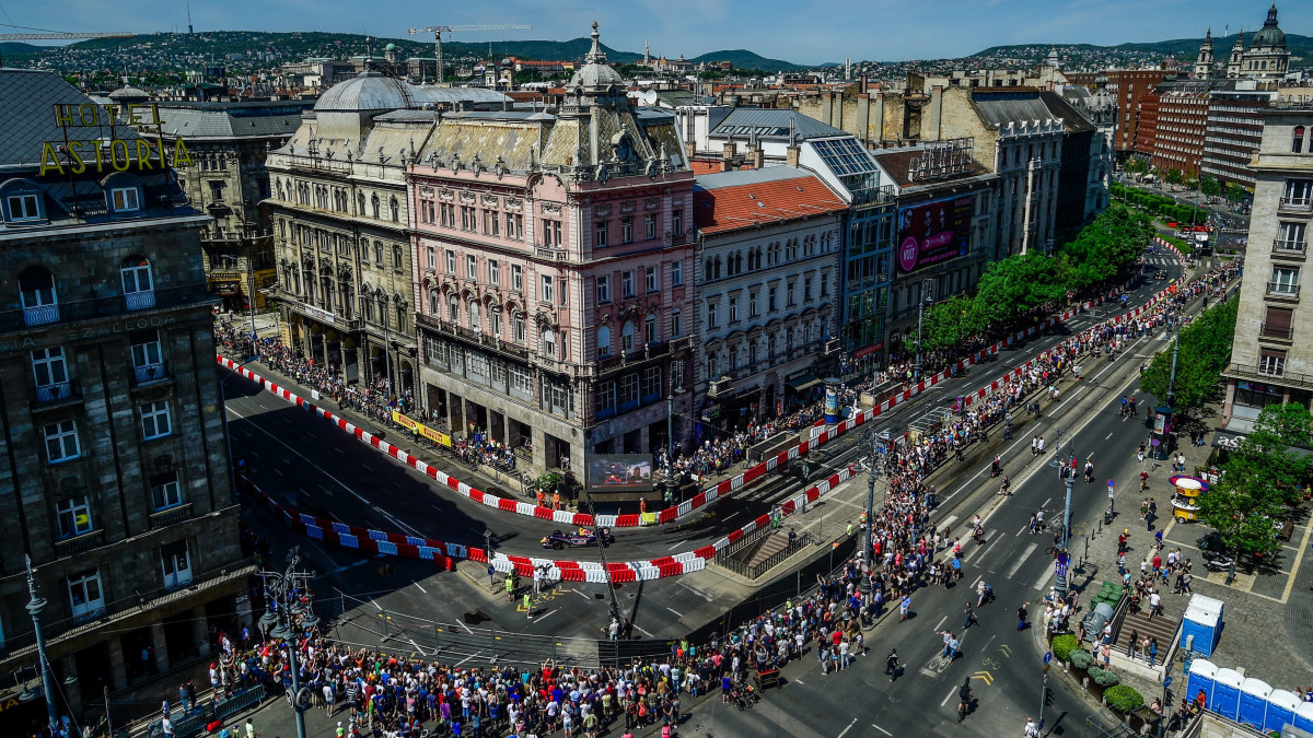 Érdeklődők a hatodik alkalommal megrendezett Nagy Futam versenyautós bemutatón a belvárosi Astoriánál 2018. május 1-jén.