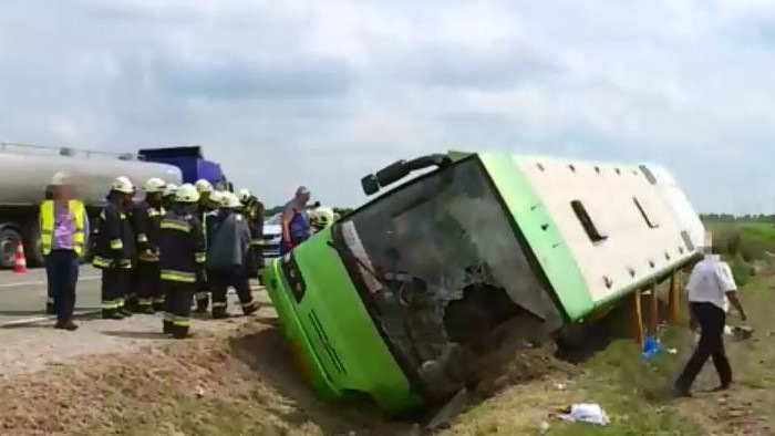 Árokba borult a magyar busz, az utasok kaptak bírságot