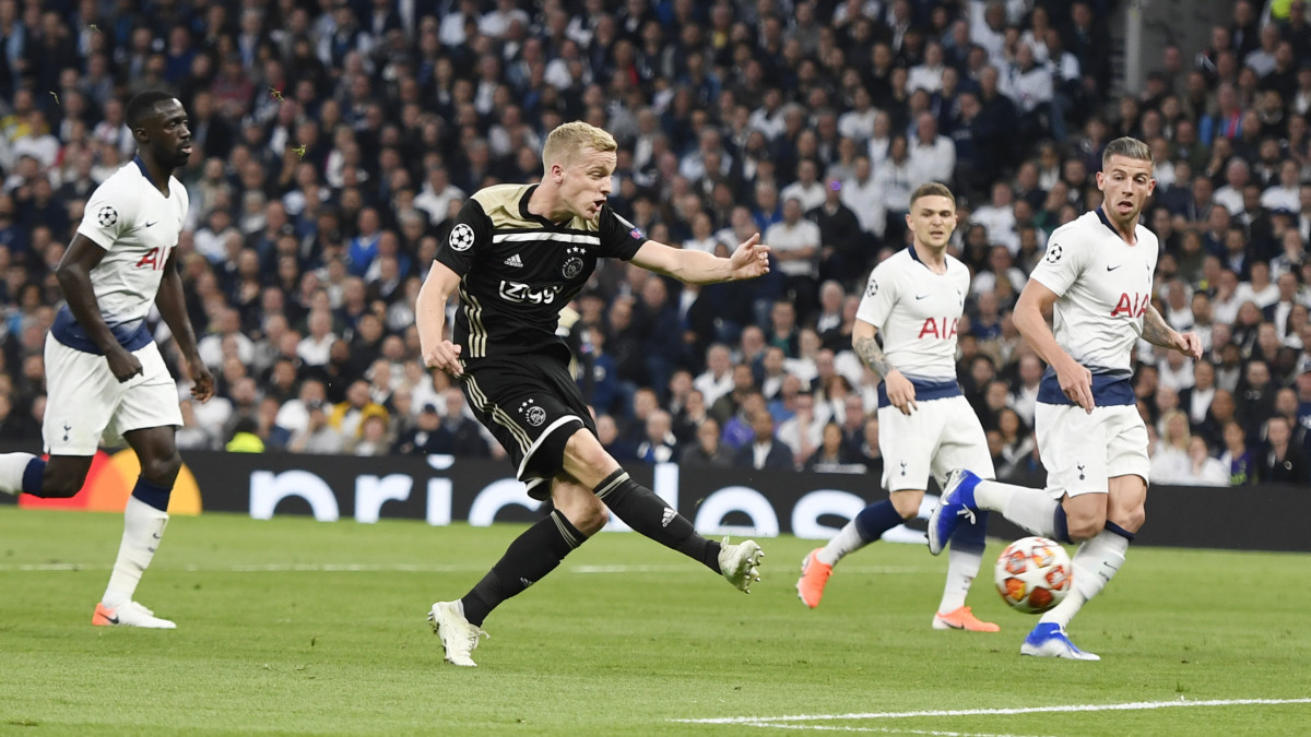 Donny van de Beek, az Ajax játékosa gólt rúg a Tottenham Hotspur ellen a labdarúgó Bajnokok Ligája elődöntőjének első mérkőzésén Londonban 2019. április 30-án.