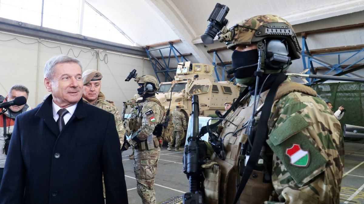 Benkő Tibor honvédelmi miniszter (b) és Sándor Tamás dandártábornok, az MH 2. Vitéz Bertalan Árpád Különleges Rendeltetésű Dandár parancsnoka (b2) a szolnoki helikopterbázison tartott technikai bemutatón 2018. december 13-án.