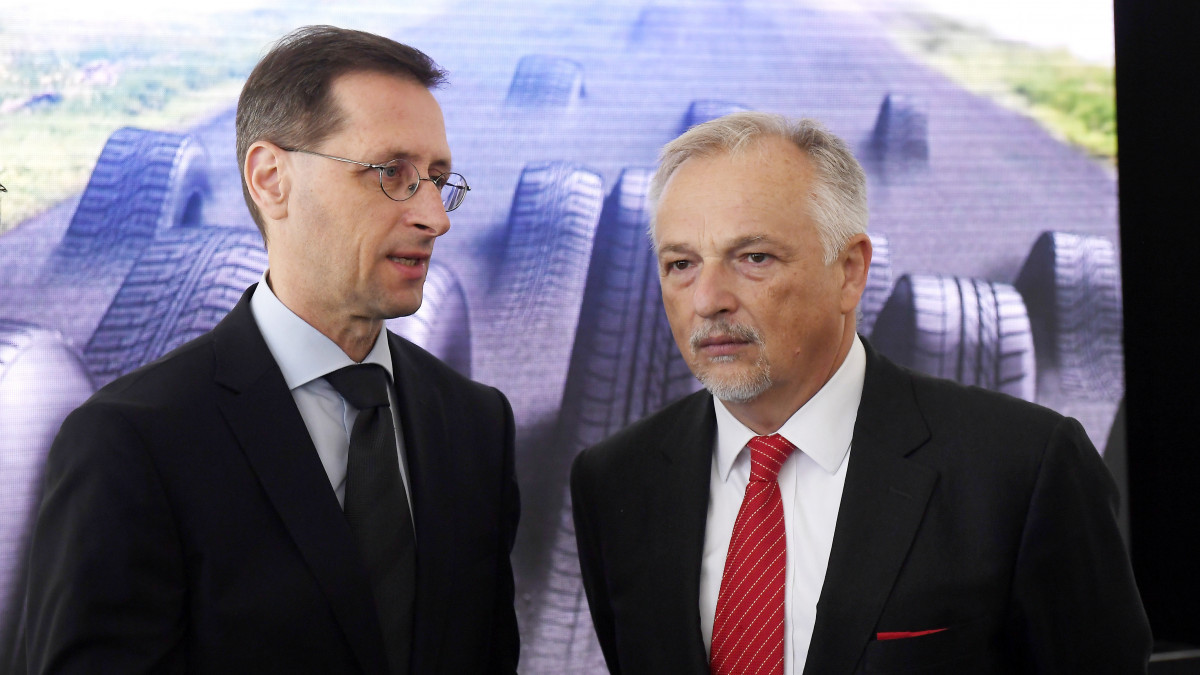 Varga Mihály pénzügyminiszter (b) és Hernádi Zsolt, a Mol-csoport elnök-vezérigazgatója beszélget a Mol hárommilliárd forintos beruházásból épülő új gumibitumen-üzemének alapkőletételén a társaság zalaegerszegi finomítójában 2019. május 2-án.