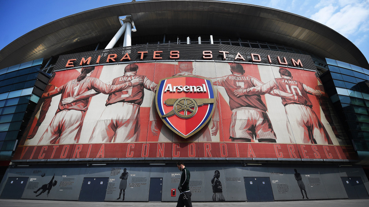 London, 2018. május 9.Az angol első osztályban játszó Arsenal labdarúgóklub címere a londoni Emirates Stadion oldalán 2018. május 23-án. Az Arsenal vezetése bejelentette, hogy Unai Emery, a Paris Saint-Germain (PSG) francia csapat spanyol vezetőedzője veszi át Arsene Wenger helyét a londoni klub vezetőedzői posztján. Az Arsenalt 22 éven át irányító francia Wenger - aki egy hónapja jelentette be, hogy távozik - a londoni egyesület történetének leghosszabb ideig hivatalban lévő trénere volt. (MTI/EPA/Andy Rain)