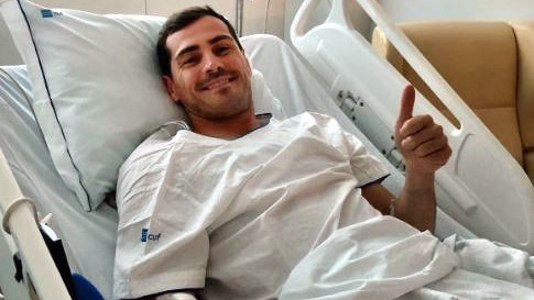 Iker Casillas Twitter-oldala által 2019. május 2-án közreadott kép a Porto labdarúgócsapatának spanyol kapusáról a CUF Porto kórházban. május 1-jén. A 37 éves Casillast szívrohammal kórházba szállították, de élete nem volt veszélyben. A kapus a szezon hátralévő részében már nem lép pályára.